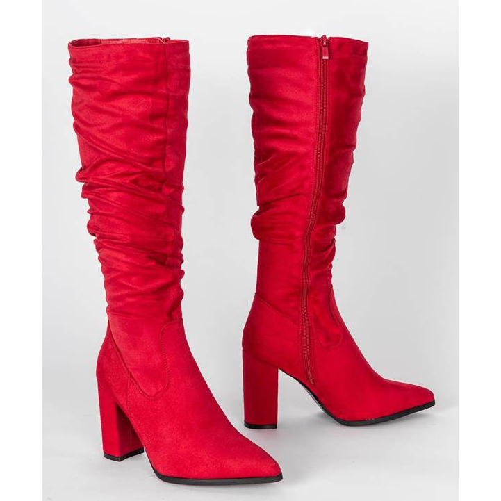 Piros csizma egy magas lengőoszlopon 1