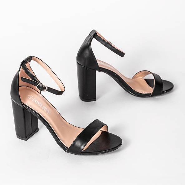 Fekete szandál Dorothy posztján 1