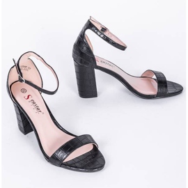 Fekete szandál a Millo oszlopon 1