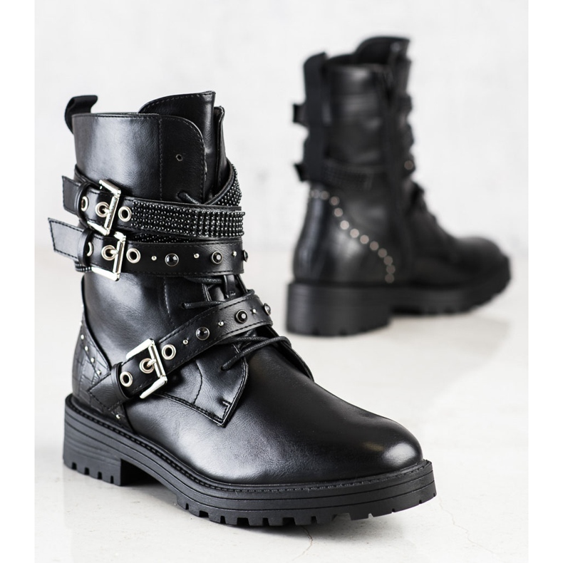 Erynn Fekete munkások dekoratív csatokkal 2