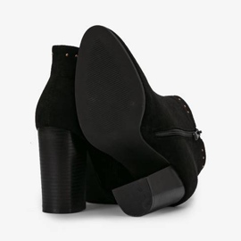 Fekete bokacsizma a Cosette oszlopon 2