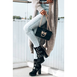 Fekete csizma a Corgi oszlopon 1