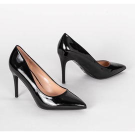 Fekete magassarkú, lakkozott áprilisi felsőrésszel 1