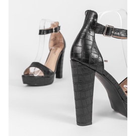 Fekete szandál a Dolores poszton 2