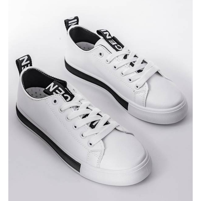 Alison fehér cipője lapos talpon fekete 1