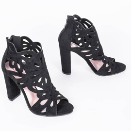 Leah fekete kivágású csizma 1