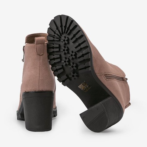 Világosbarna bokacsizma az aprócska oszlopon 2