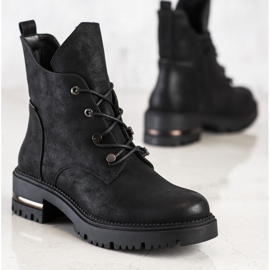 Divatos fűzőmunkások, Sergio Leone fekete 2