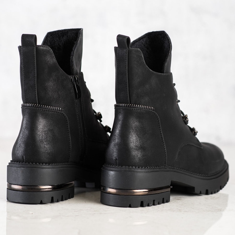 Divatos fűzőmunkások, Sergio Leone fekete 1