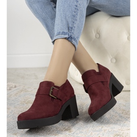 Maroon foglalkozik Leonie posztjával piros 2
