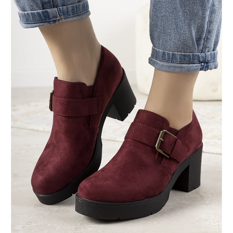 Maroon foglalkozik Leonie posztjával piros 1