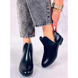 Fekete kivágású csizma Y8191 Fekete 2 Fekete kivágású csizma Y8191 Fekete 2