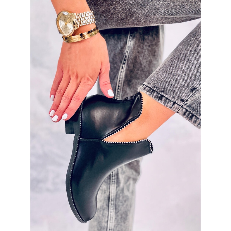 Fekete kivágású csizma Y8191 Fekete 1 Fekete kivágású csizma Y8191 Fekete 1