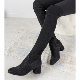 Fekete fényes csizma Uta térdén ezüst 1