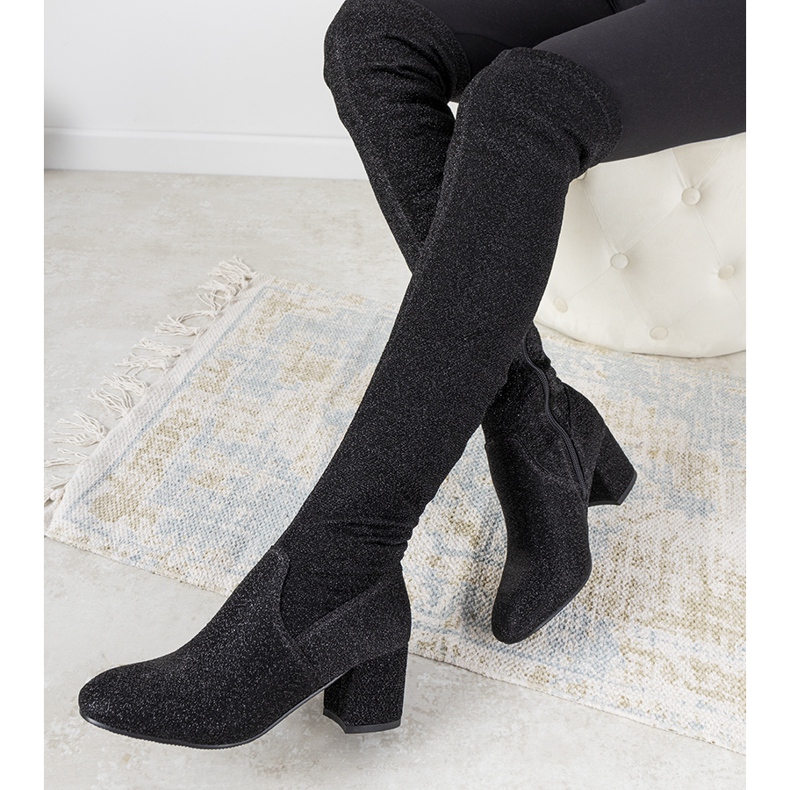 Fekete fényes csizma Uta térdén ezüst 1