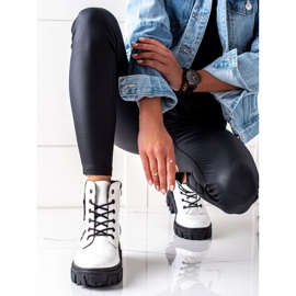 TRENDI Fehér csomós munkások a platformon 1