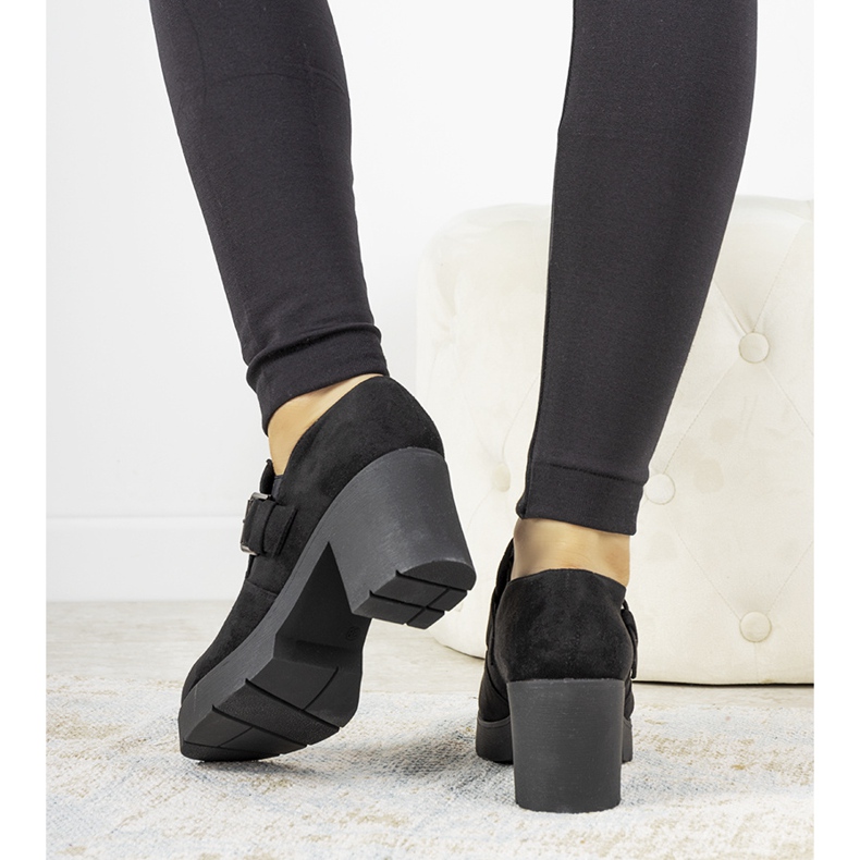 Fekete cipő Leonie posztján 1