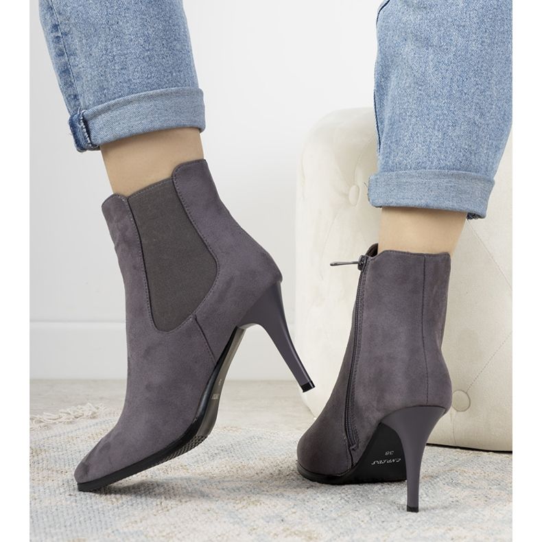 Szürke csizma a Varela sarkán 1 Szürke csizma a Varela sarkán 1