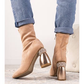 Rózsaszín csizma egy dekoratív Bazin oszlopon 1