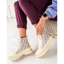 TRENDI Magas bézs színű divatcipők 1