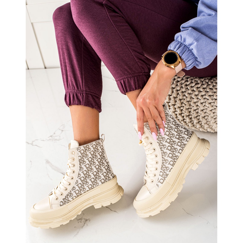 TRENDI Magas bézs színű divatcipők 1