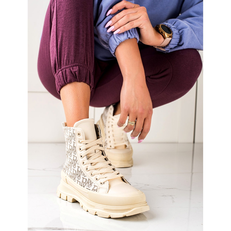 TRENDI Magas bézs színű divatcipők 2