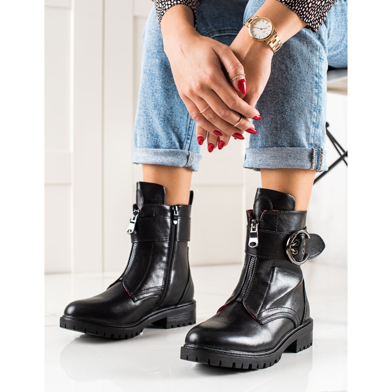 Erynn Fekete munkások csattal 1