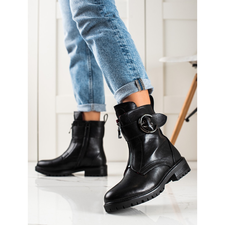 Erynn Fekete munkások csattal 2