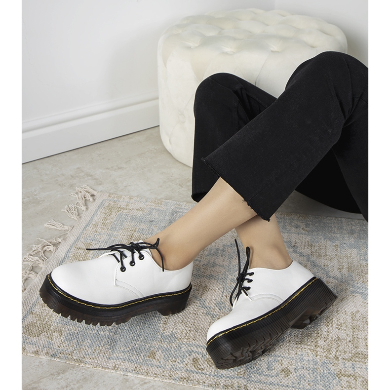 Fehér cipő vastag Ronde talpon 1