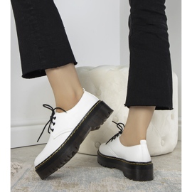 Fehér cipő vastag Ronde talpon 2