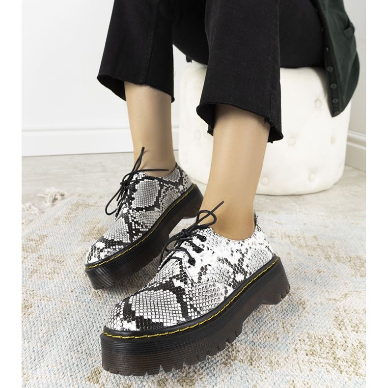 Fekete kígyóbőr motívumú cipő vastag ronde talpon fehér 1