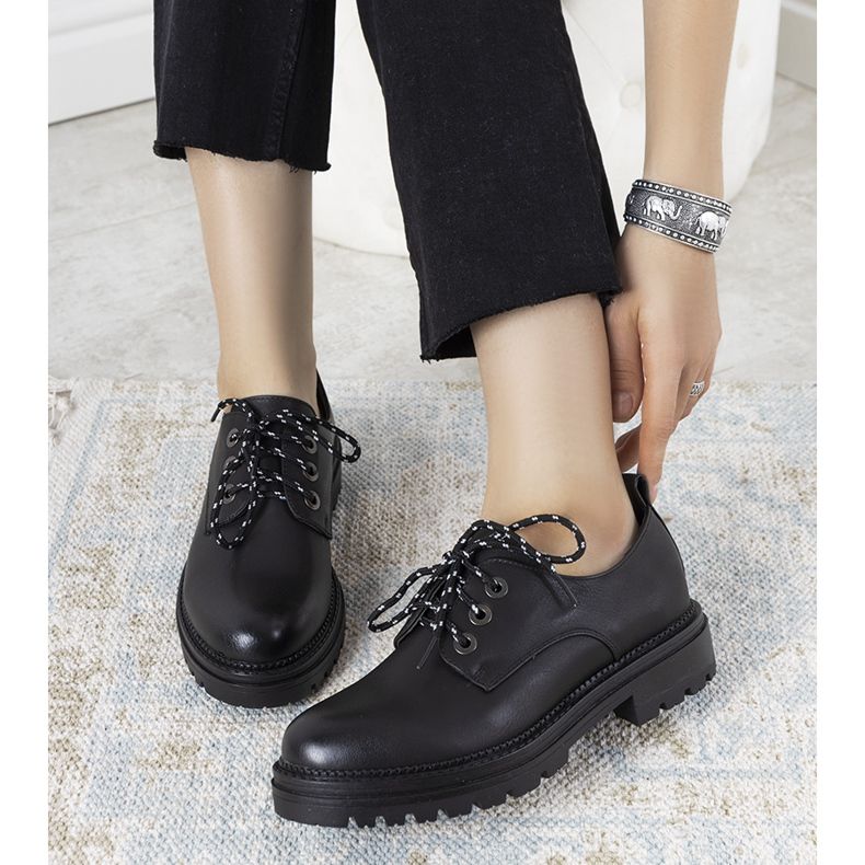 Fekete cipő vastag talpon a Gingras -tól 1