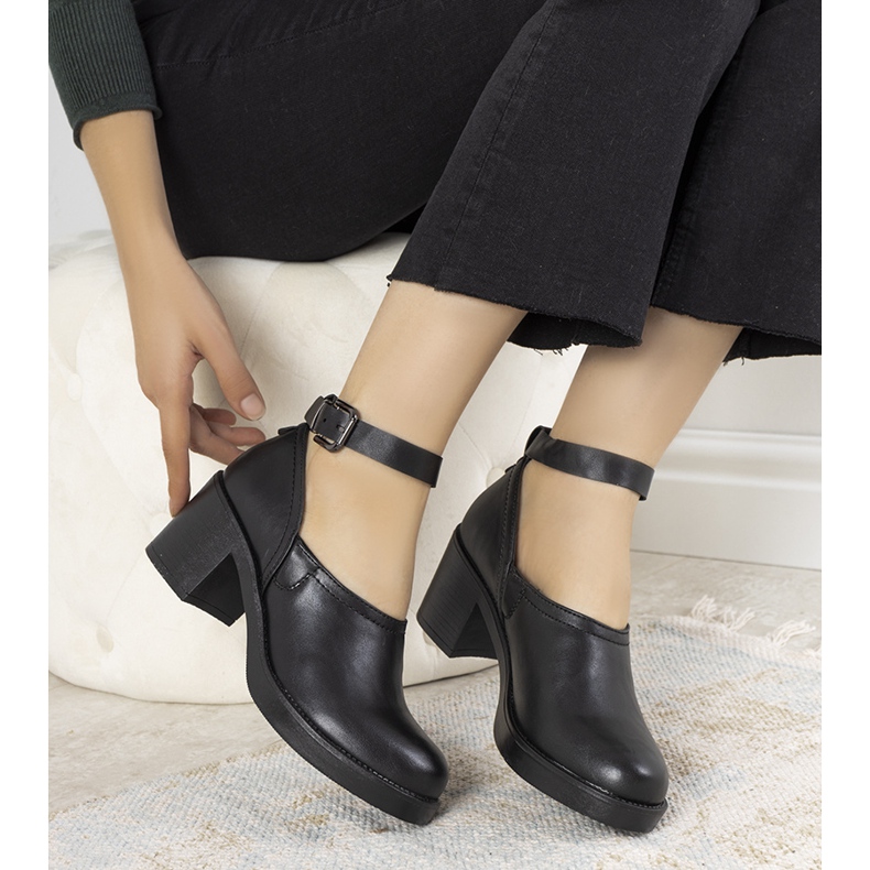 Fekete cipő Christiane posztján 1