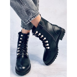 Fényes fekete gyöngyökkel dolgozók 1