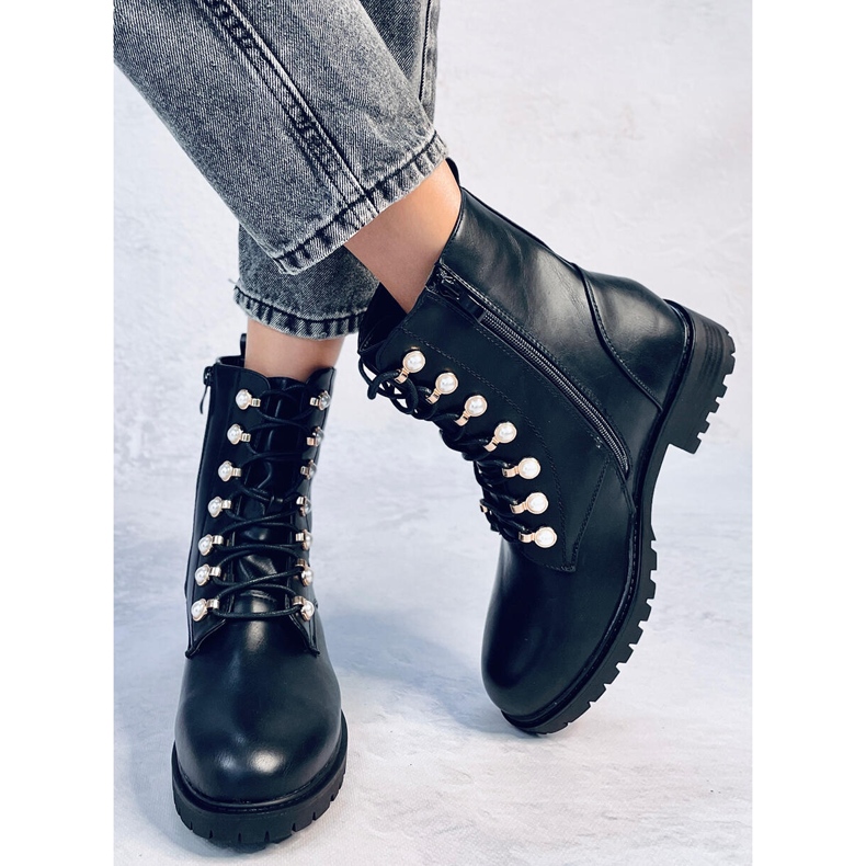 Fényes fekete gyöngyökkel dolgozók 1