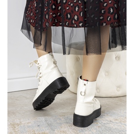 Fehér csizma magas orán talpon ekru 2 Fehér csizma magas orán talpon ekru 2