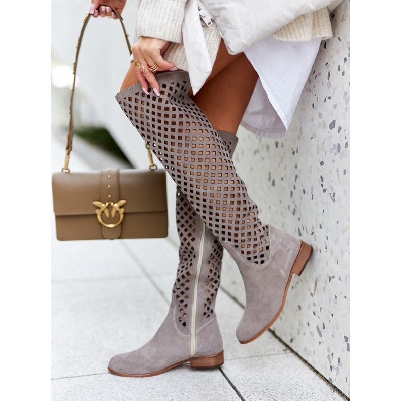 PA2 Velúr csizma áttört mintával Világosbarna színű 2