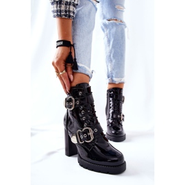 Lakkozott csizma egy bárban Fekete Flaris csattal 1