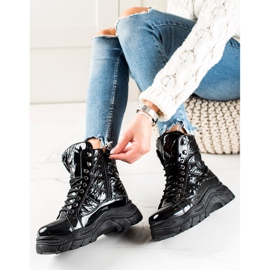 Fekete csizma a VINCEZA Platformon 2