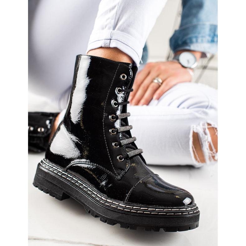 Divatos lakkozott csizma fekete 1