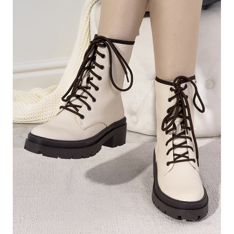 Bézs színű hőszigetelt csizma vastag Dena talpon 1