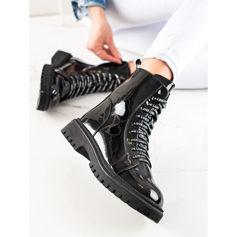 TRENDI Fekete fűzős csizma 1