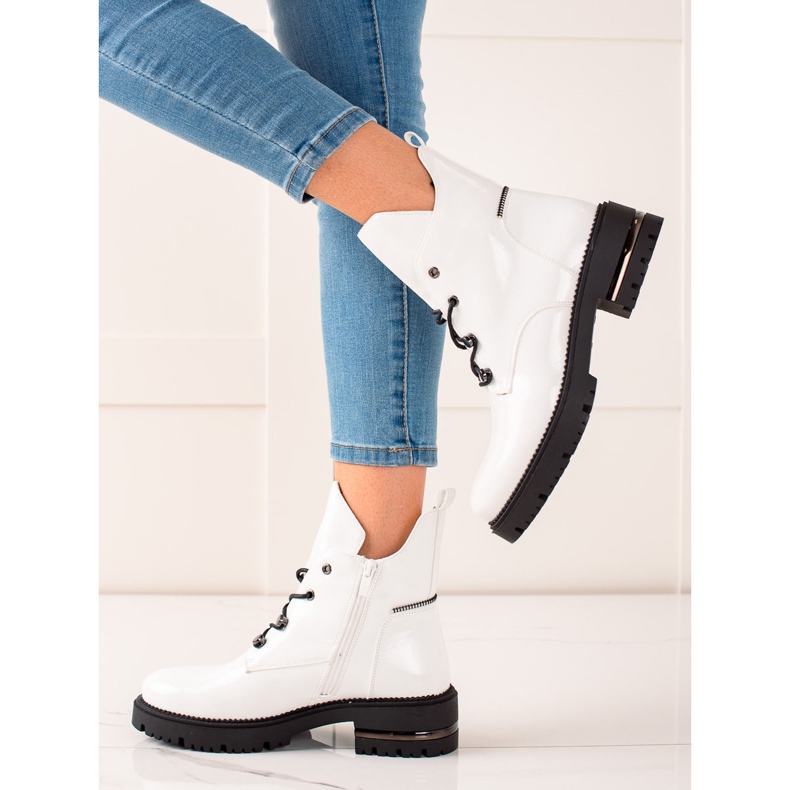 Divatos fűzőmunkások, Sergio Leone fehér 1