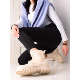 TRENDI Klasszikus bézs trapperek a platformon 1