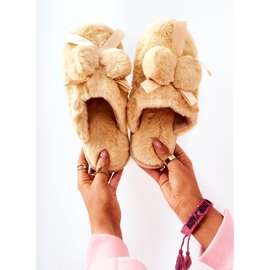 Sárga Pamppy szőrme papucs pomponokkal bézs ekru 1 Sárga Pamppy szőrme papucs pomponokkal bézs ekru 1