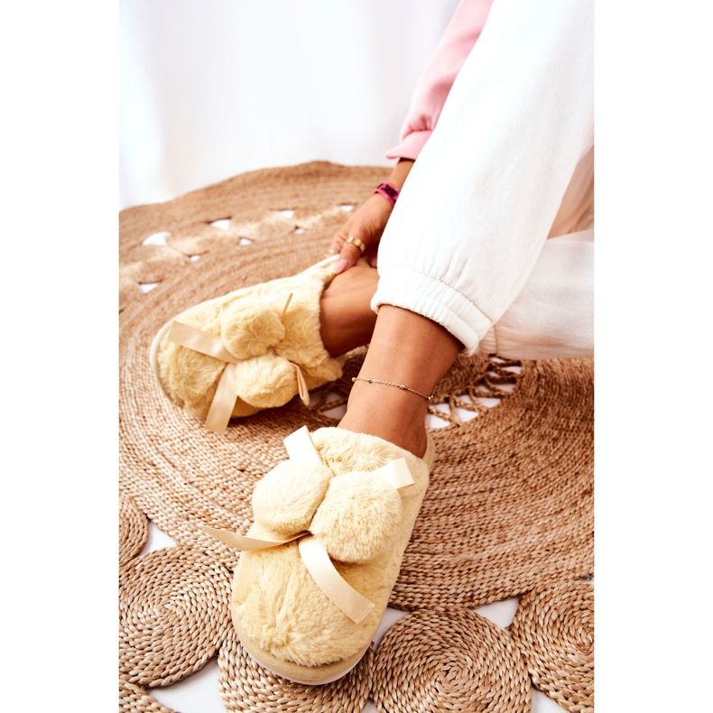 Sárga Pamppy szőrme papucs pomponokkal bézs ekru 2 Sárga Pamppy szőrme papucs pomponokkal bézs ekru 2