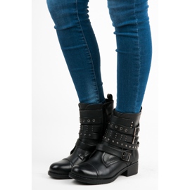 Erynn Fekete munkások csatokkal 2