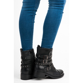 Erynn Fekete munkások csatokkal 1