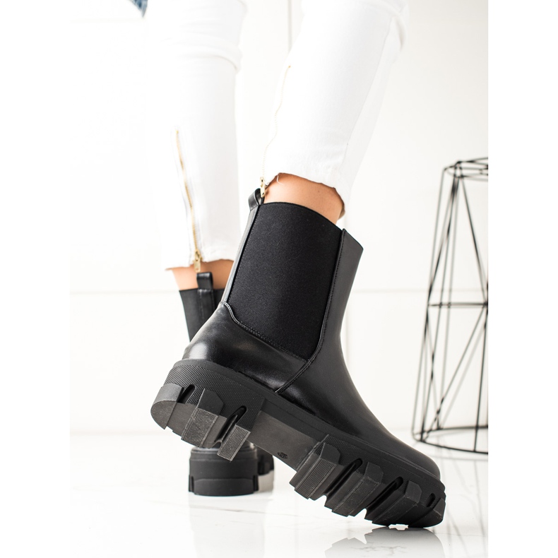TRENDI Csizma a platformon fekete 1 TRENDI Csizma a platformon fekete 1