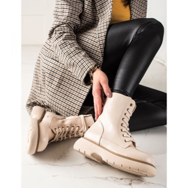 TRENDI Bézs színű táskák az emelvényen 1